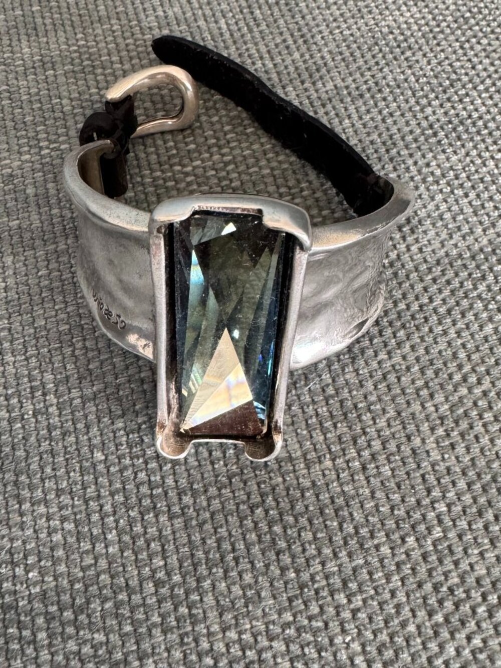 UNO de 50 bracelet with large crystal and leather band